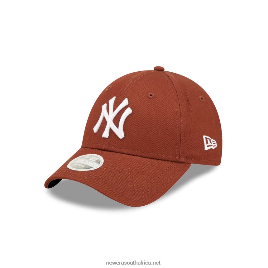 New York Yankees League Essentials Womens Dark Brown 9FORTY Adjustable Cap New Era TRBRBN1553